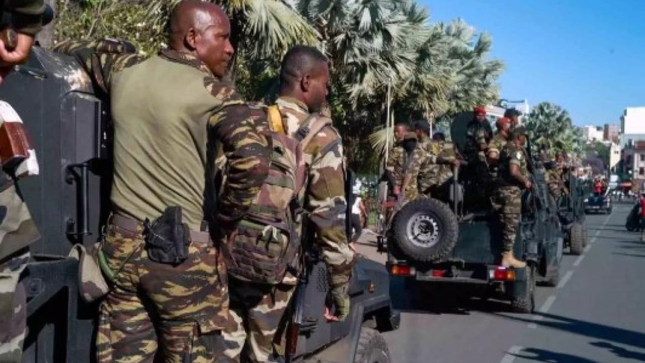 Foto - Cumhurbaşkanı başka ülkeye kaçmıştı: Ordu yönetime el koydu! 