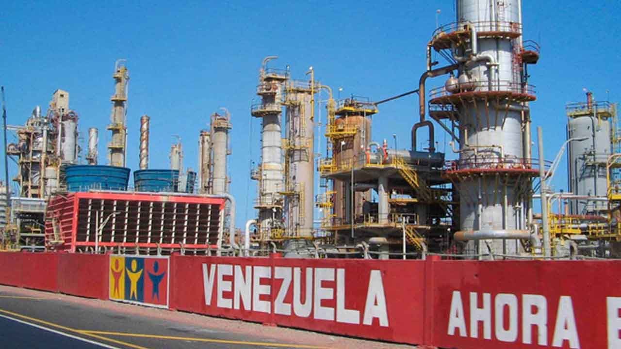 Foto - Ülkeden bir günde 4 milyar dolarlık petrol çaldılar