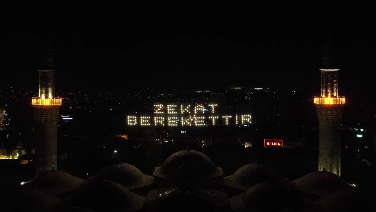 Foto - Ulu Cami’nin minarelerinden Uludağ’a uzanan ışık! "Zekat Berekettir"