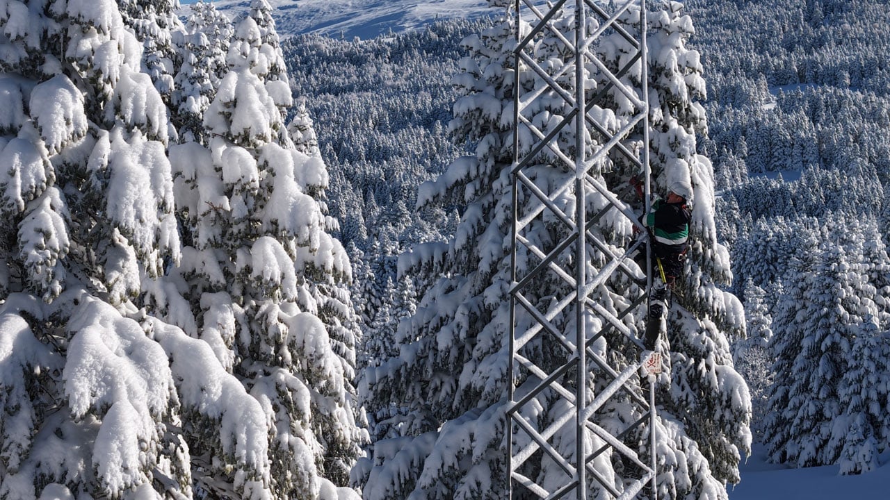 Foto - Uludağ’da beyaz esaret! UEDAŞ ekipleri kara gömülerek nöbet tutuyor