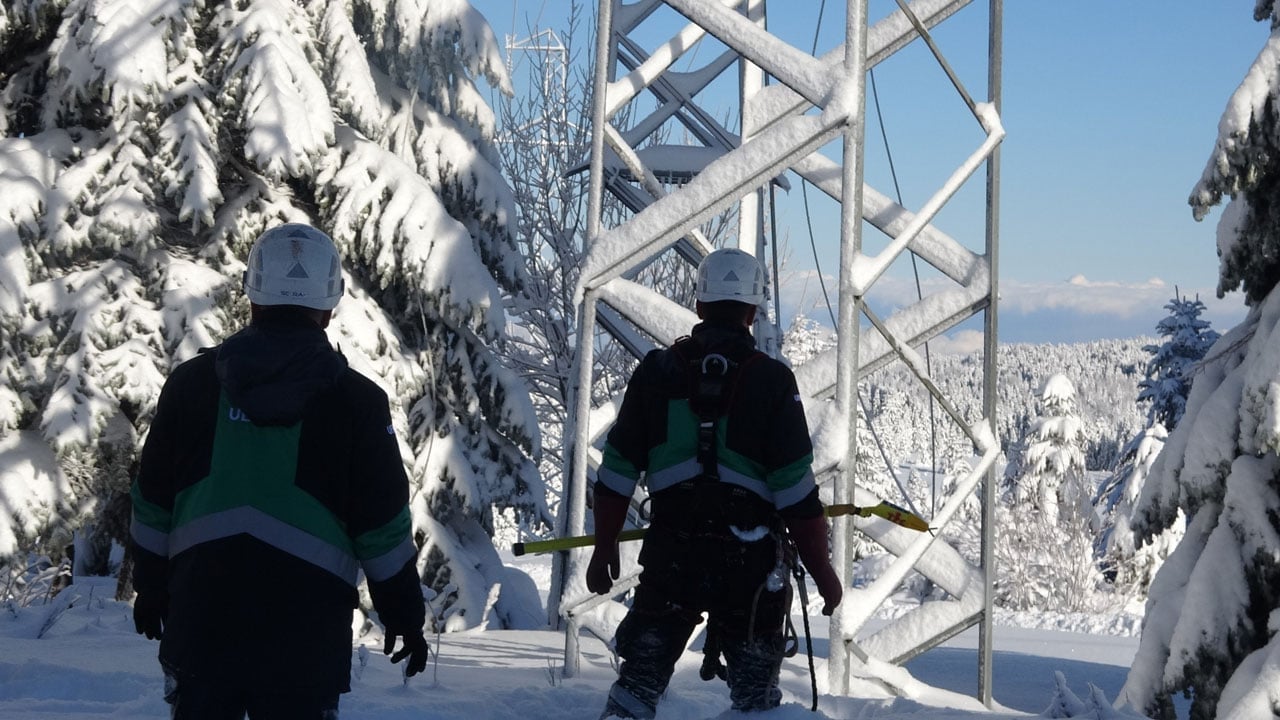 Foto - Uludağ’da beyaz esaret! UEDAŞ ekipleri kara gömülerek nöbet tutuyor