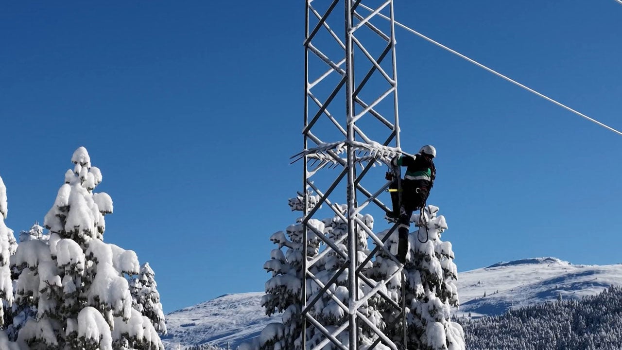 Uludağ’da beyaz esaret! UEDAŞ ekipleri kara gömülerek nöbet tutuyor