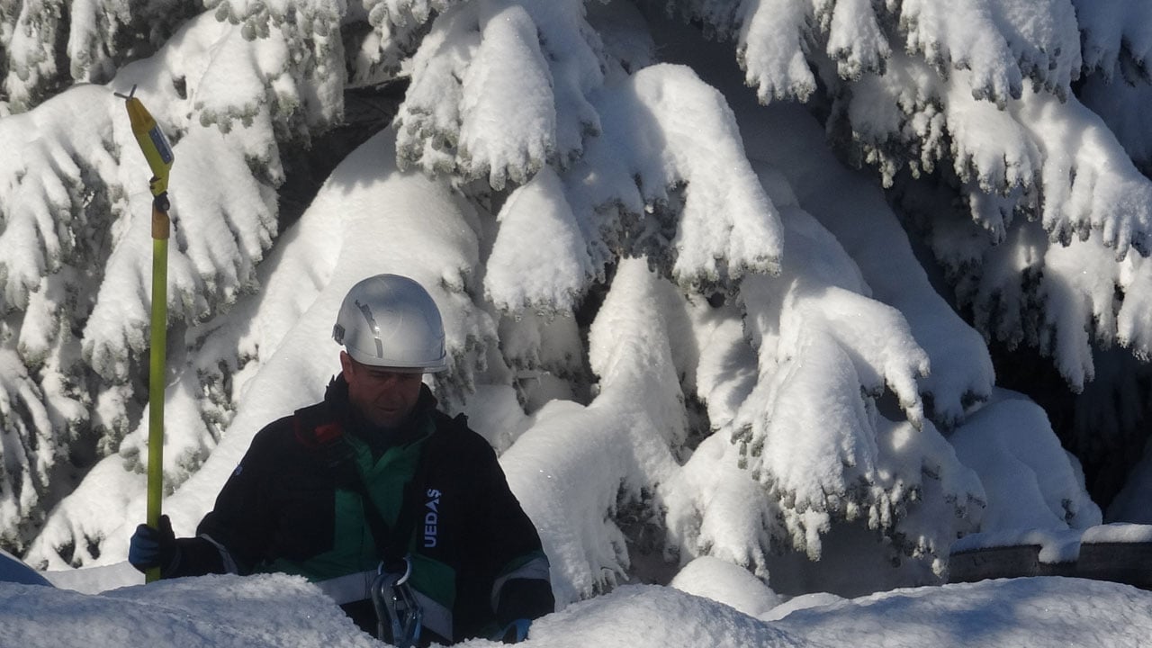 Foto - Uludağ’da beyaz esaret! UEDAŞ ekipleri kara gömülerek nöbet tutuyor
