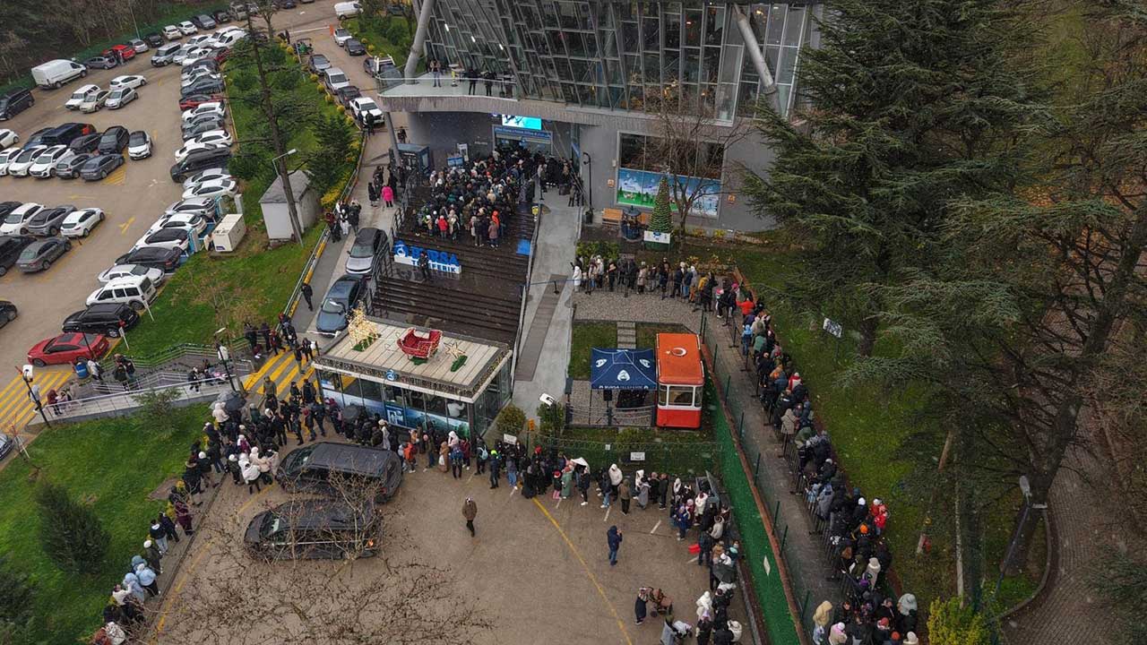 Uludağ'da teleferik yoğunluğu