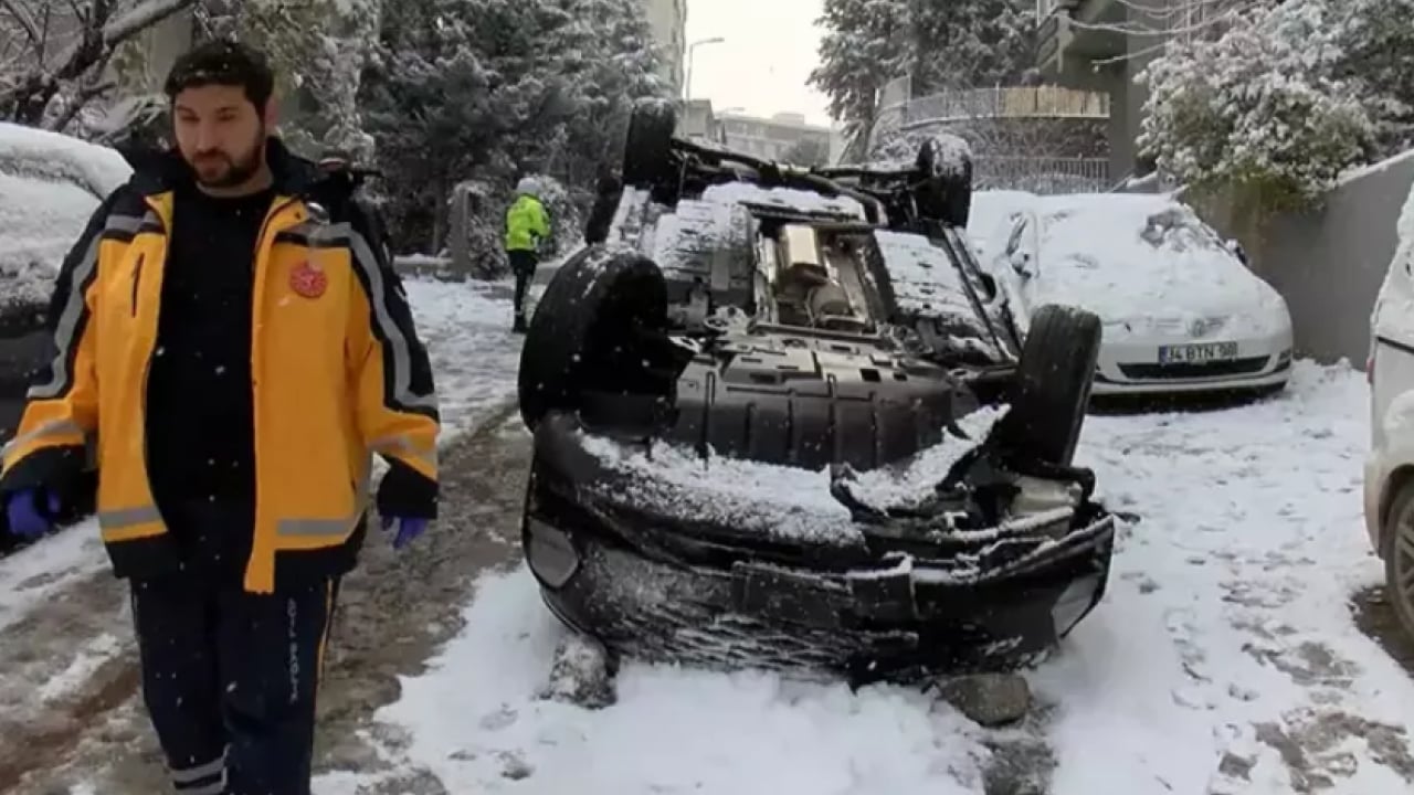 Foto - Ümraniye’de kış kabusu: Buz tutan sokakta otomobil takla attı!