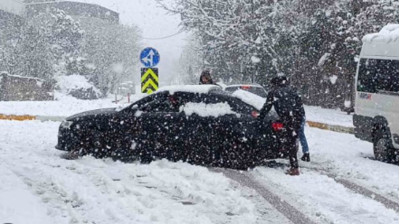 Foto - Ümraniye’de kış kabusu: Buz tutan sokakta otomobil takla attı!