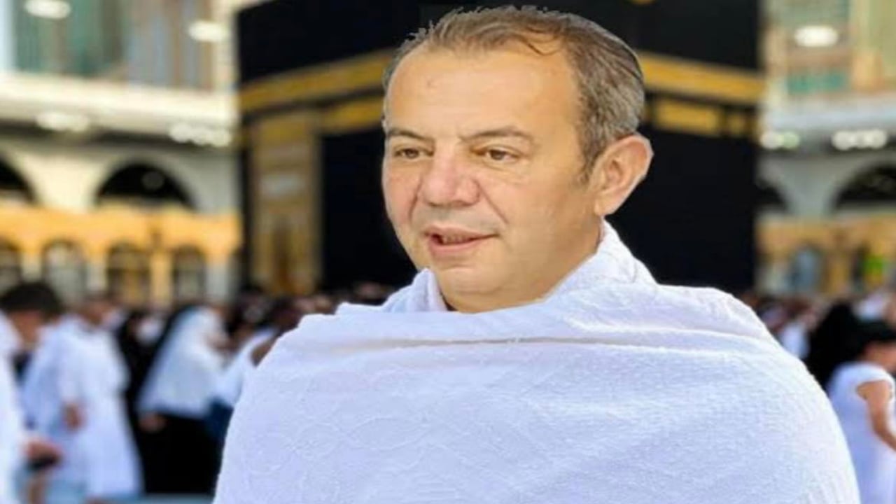 Foto - Umrede Menzil sofisi gibi poz veren Tanju Özcan’dan ayağının tozuyla skandal