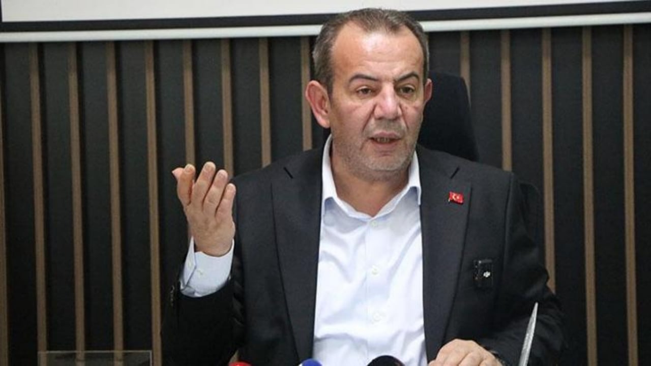 Foto - Umrede Menzil sofisi gibi poz veren Tanju Özcan’dan ayağının tozuyla skandal