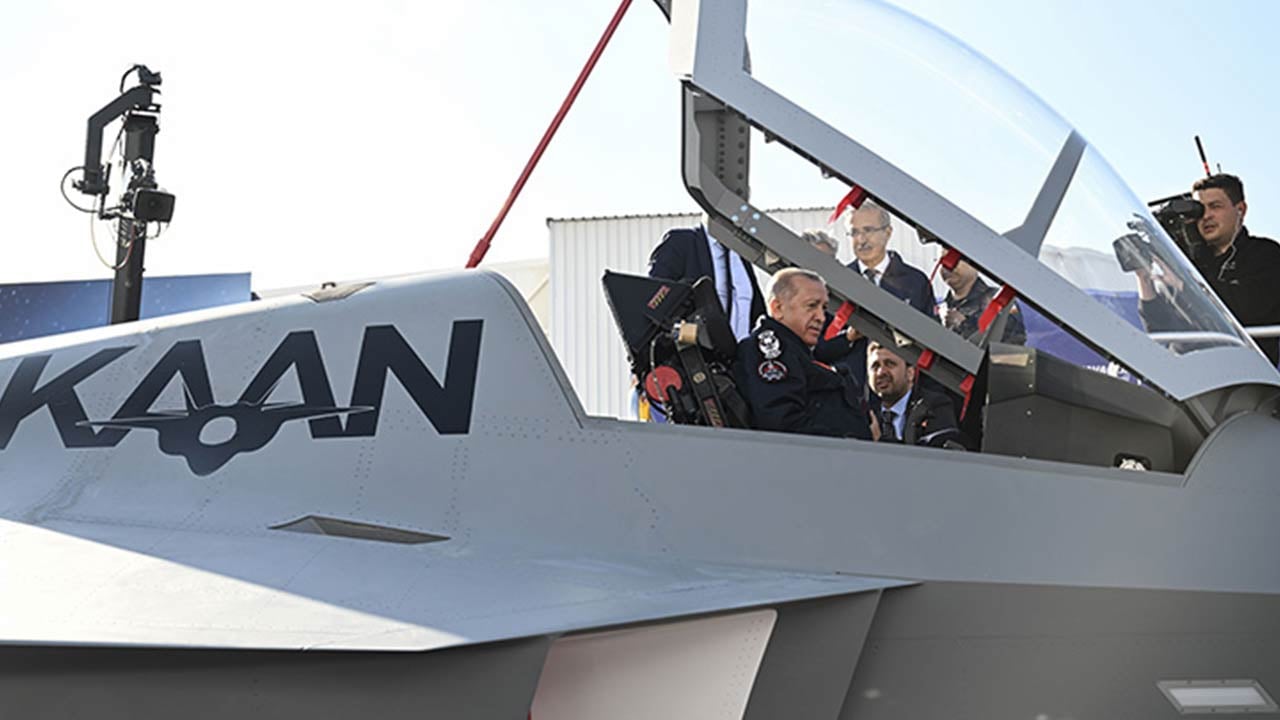 Foto - "Umudun sesini yükseltiyoruz" diyen Erdoğan: Parasıyla silah alamayan ülkeden kendi uçağını üreten ülkeye dönüştük