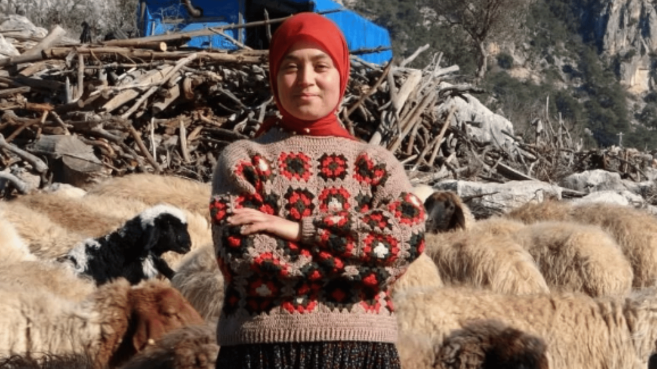 Foto - Üniversite mezunu oldu, köyüne döndü! Baba mesleğiyle sosyal medyada fenomen oldu