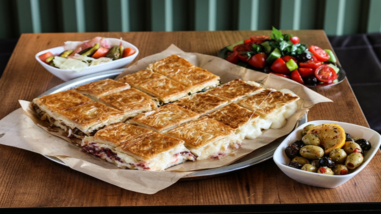 Foto - Ünlü börekçinin deposuna baskında şok eden görüntüler! Zabıta bile "pes" dedi