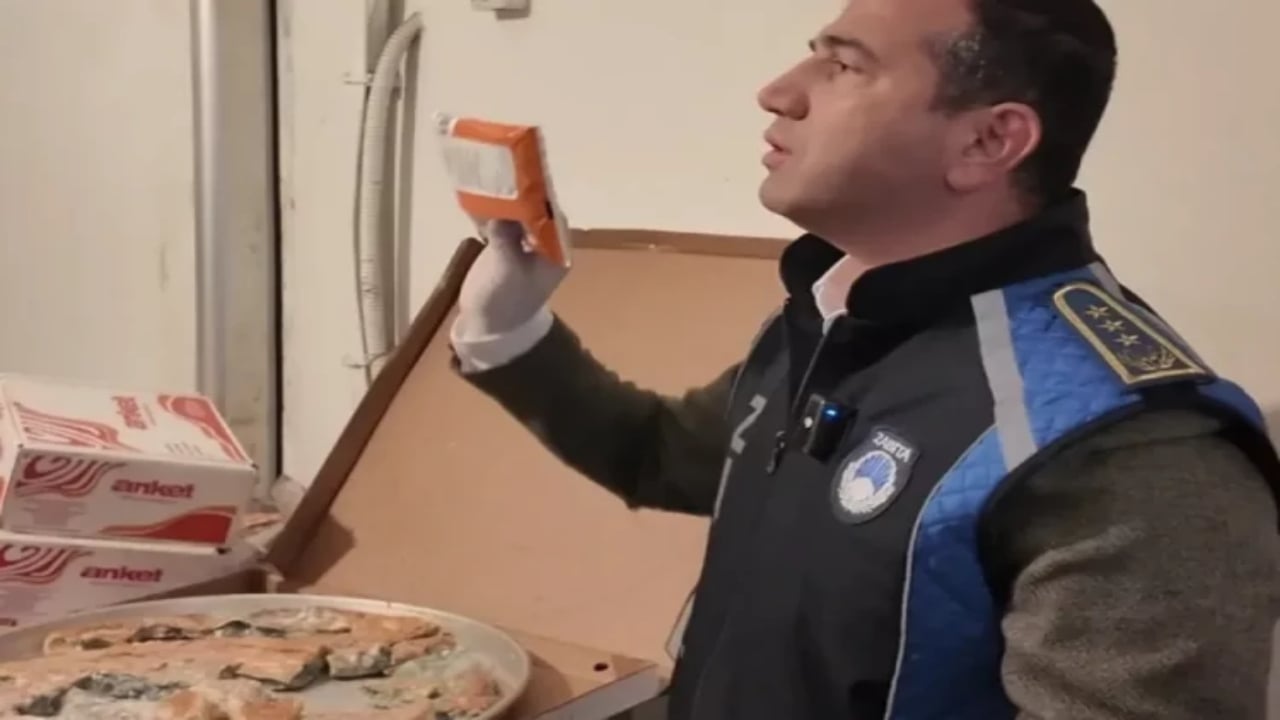 Ünlü börekçinin deposuna baskında şok eden görüntüler! Zabıta bile "pes" dedi