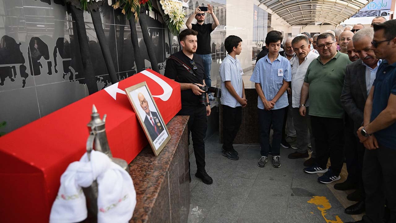 Foto - Ünlü gazetecinin acı günü! Kıbrıs Gazisi babası son yolculuğuna uğurlandı