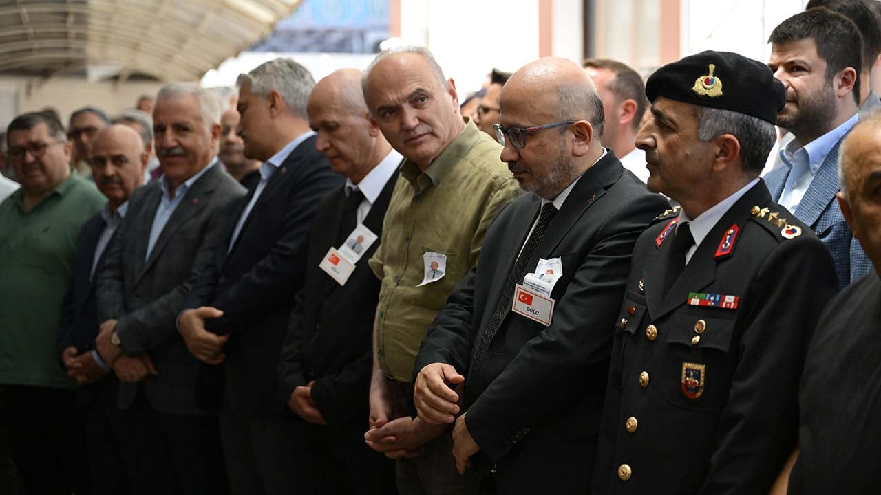 Foto - Ünlü gazetecinin acı günü! Kıbrıs Gazisi babası son yolculuğuna uğurlandı