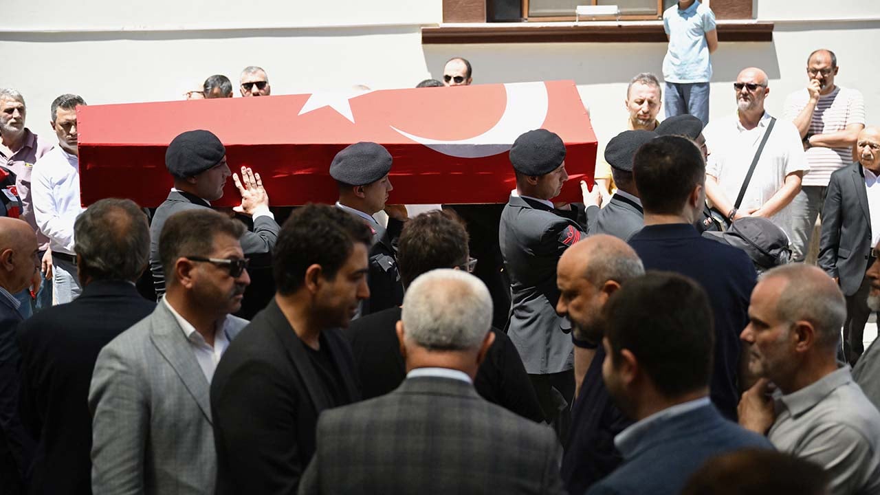 Ünlü gazetecinin acı günü! Kıbrıs Gazisi babası son yolculuğuna uğurlandı