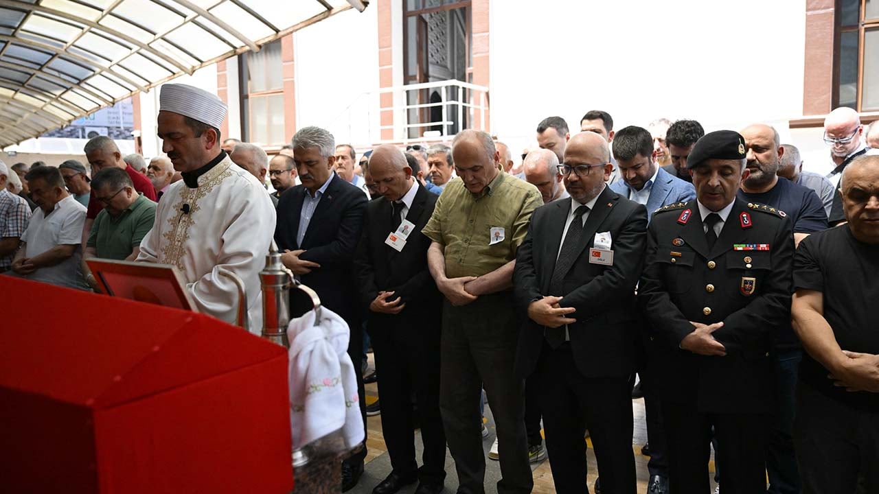 Foto - Ünlü gazetecinin acı günü! Kıbrıs Gazisi babası son yolculuğuna uğurlandı