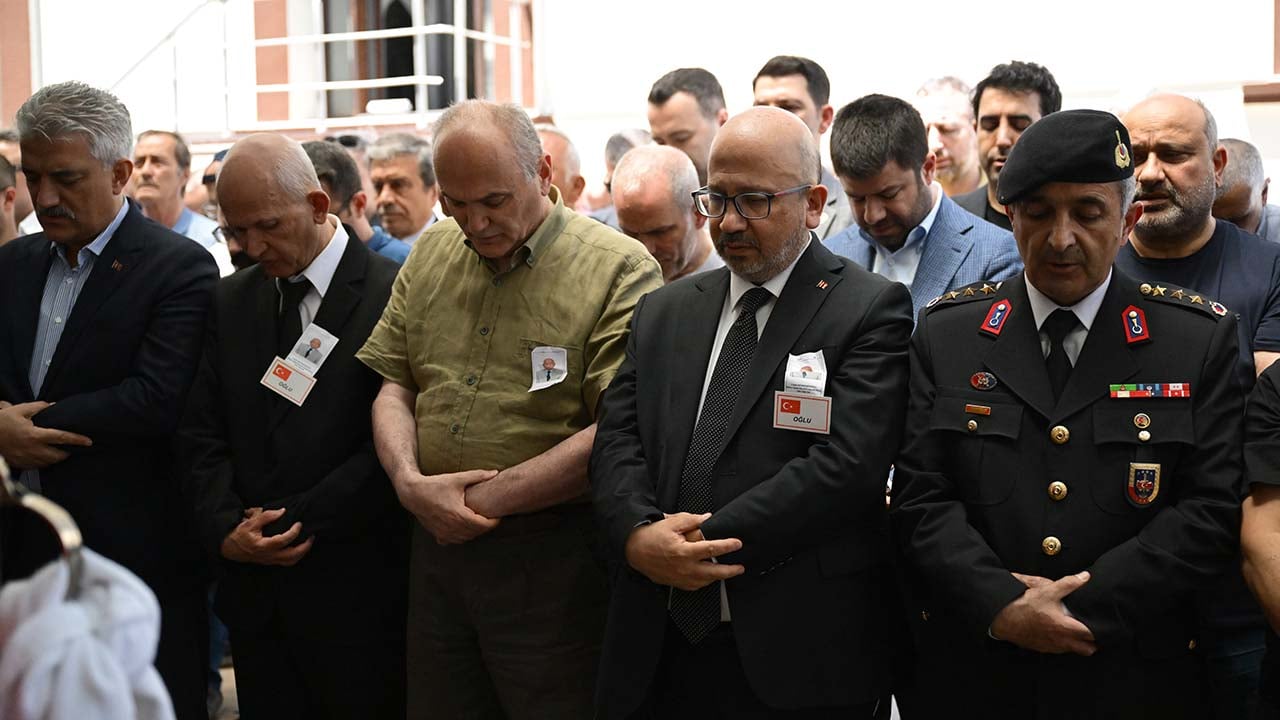 Foto - Ünlü gazetecinin acı günü! Kıbrıs Gazisi babası son yolculuğuna uğurlandı