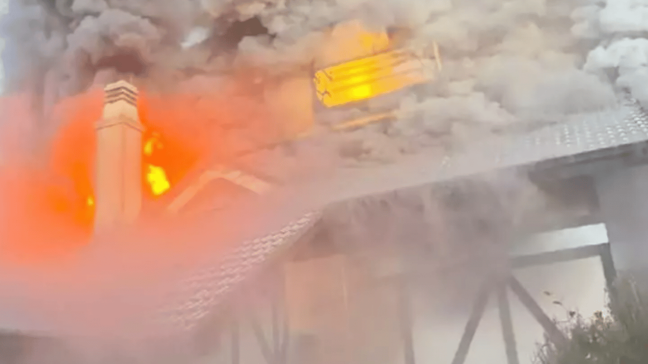 Foto - Alparslar dizisinin yıldızıydı: Ünlü oyuncunun evi kül oldu! 