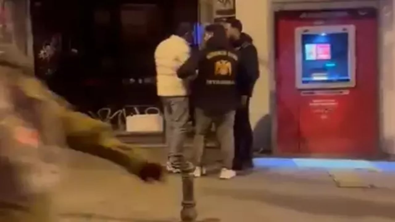 Foto - Ünlü oyuncu, feministlerin ayarını bozdu! "Bozkurt" işareti yapıp 8 Mart yürüyüşünü bastı