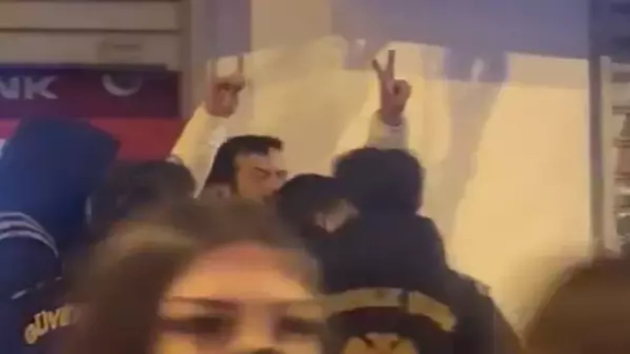 Foto - Ünlü oyuncu, feministlerin ayarını bozdu! "Bozkurt" işareti yapıp 8 Mart yürüyüşünü bastı