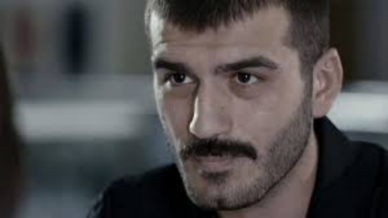 Foto - Ünlü oyuncu, feministlerin ayarını bozdu! "Bozkurt" işareti yapıp 8 Mart yürüyüşünü bastı