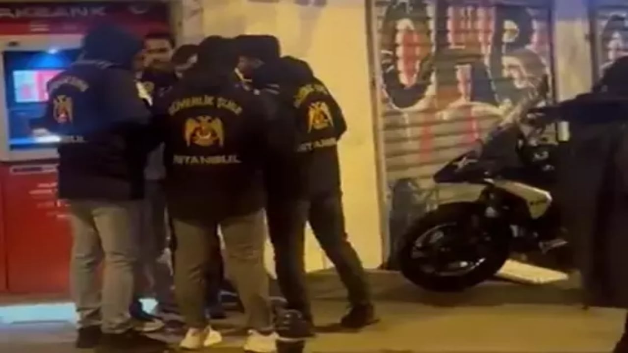 Foto - Ünlü oyuncu, feministlerin ayarını bozdu! "Bozkurt" işareti yapıp 8 Mart yürüyüşünü bastı