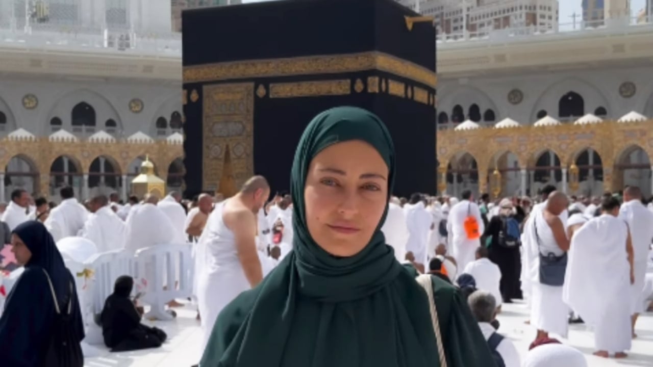 Foto - Ünlü oyuncu umreye gitti! Başörtülü paylaşımı olay oldu