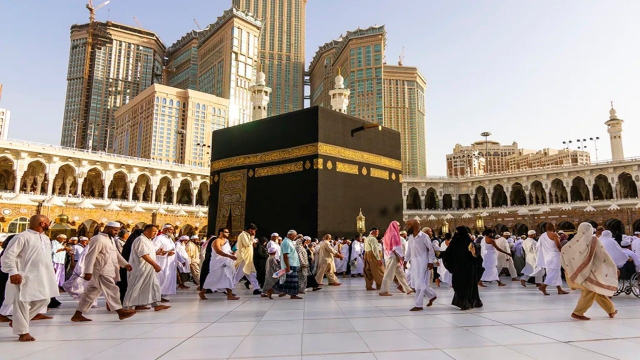 Ünlü oyuncu umreye gitti! Başörtülü paylaşımı olay oldu