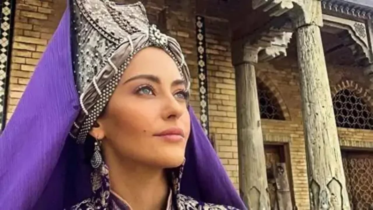 Foto - Ünlü oyuncu umreye gitti! Başörtülü paylaşımı olay oldu