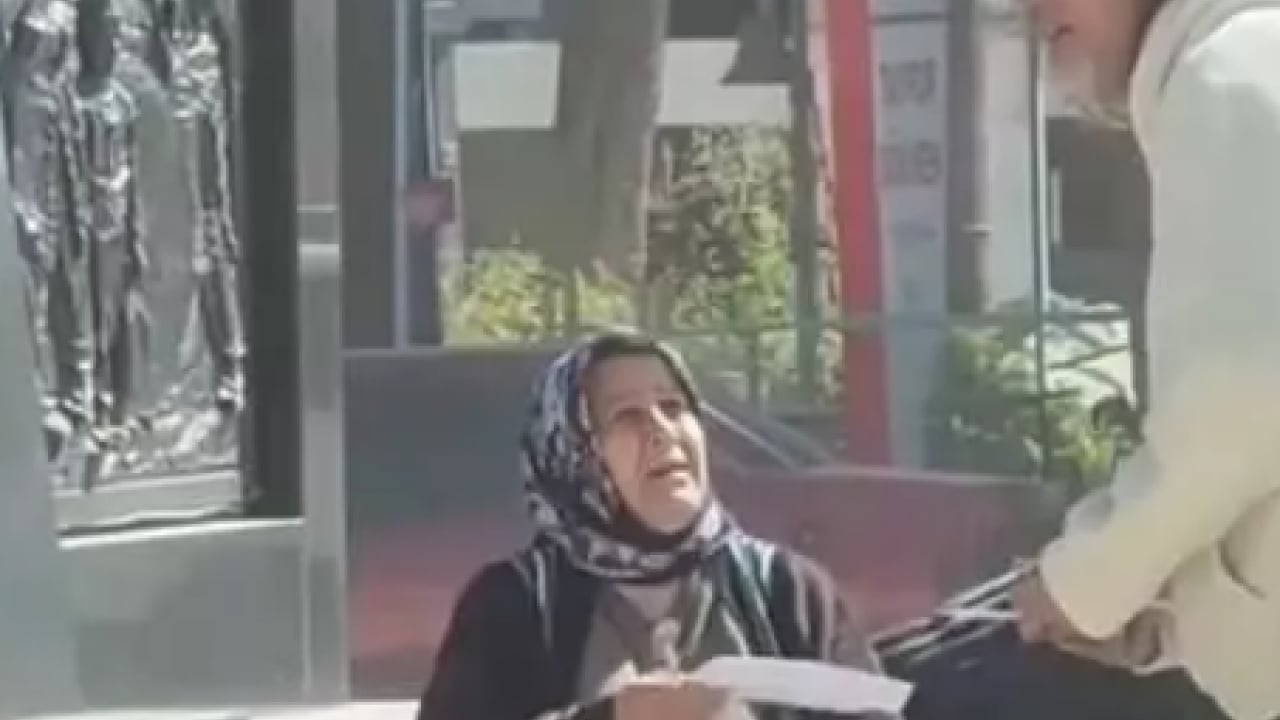 Foto - Ünlü sanatçı Ramazan'da Hatay'a gitti: Depremzede ailelere yardımıyla gönülleri fethetti!