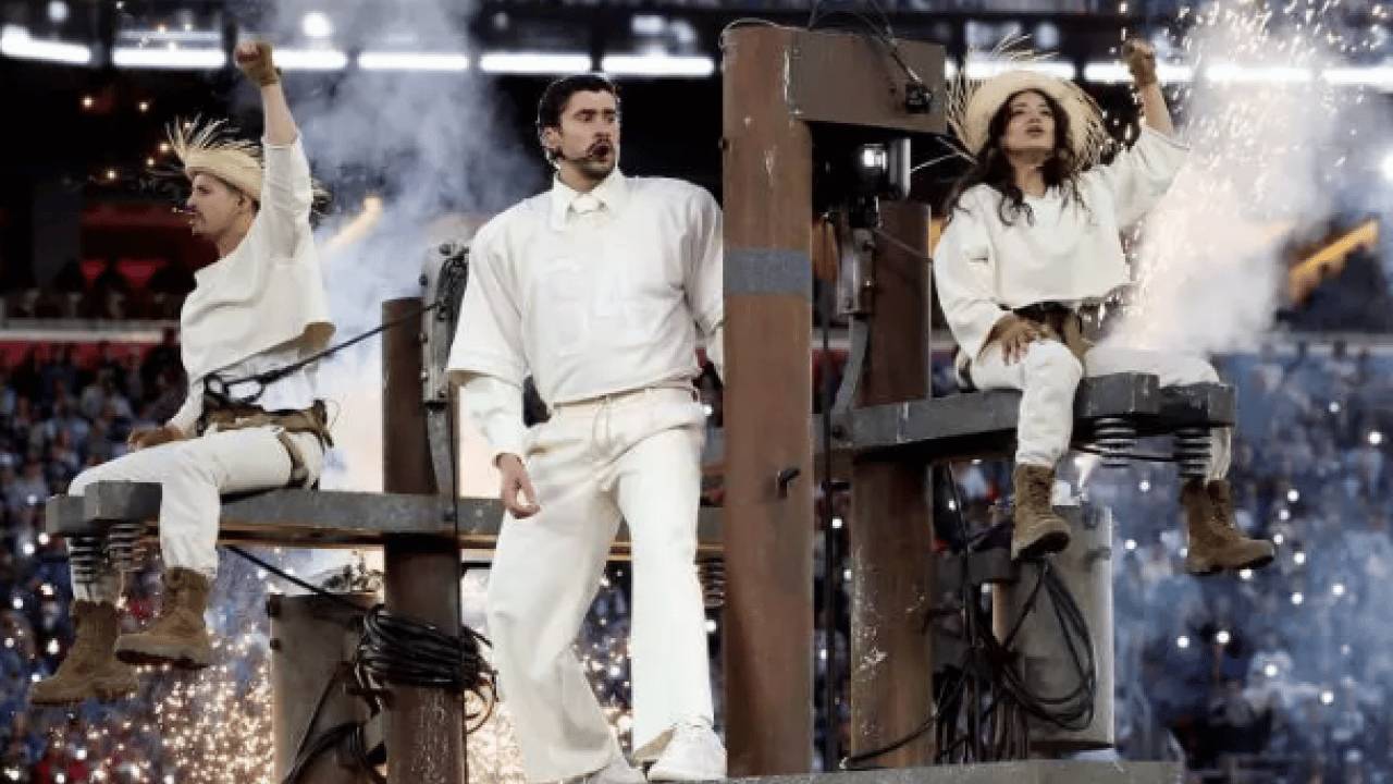 Foto - Ünlü şarkıcı Amerika'ya rest çekti: Sahneye kurşun geçirmez yelekle çıktı!