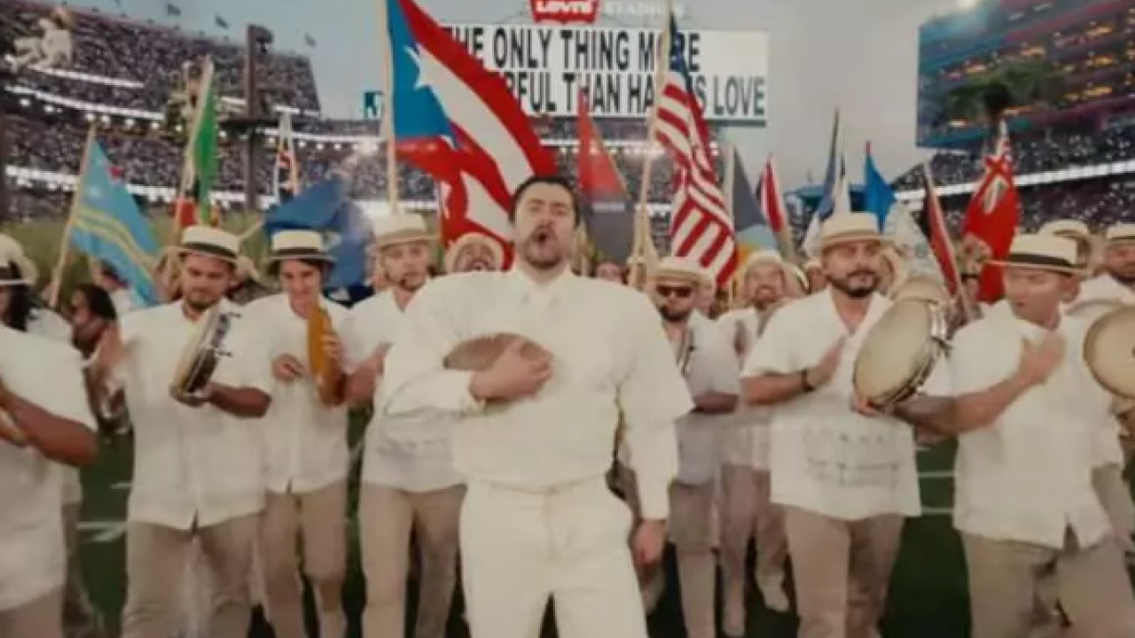 Foto - Ünlü şarkıcı Amerika'ya rest çekti: Sahneye kurşun geçirmez yelekle çıktı!