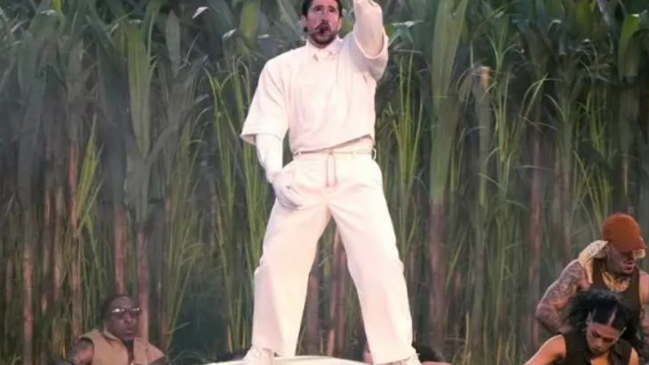 Foto - Ünlü şarkıcı Amerika'ya rest çekti: Sahneye kurşun geçirmez yelekle çıktı!