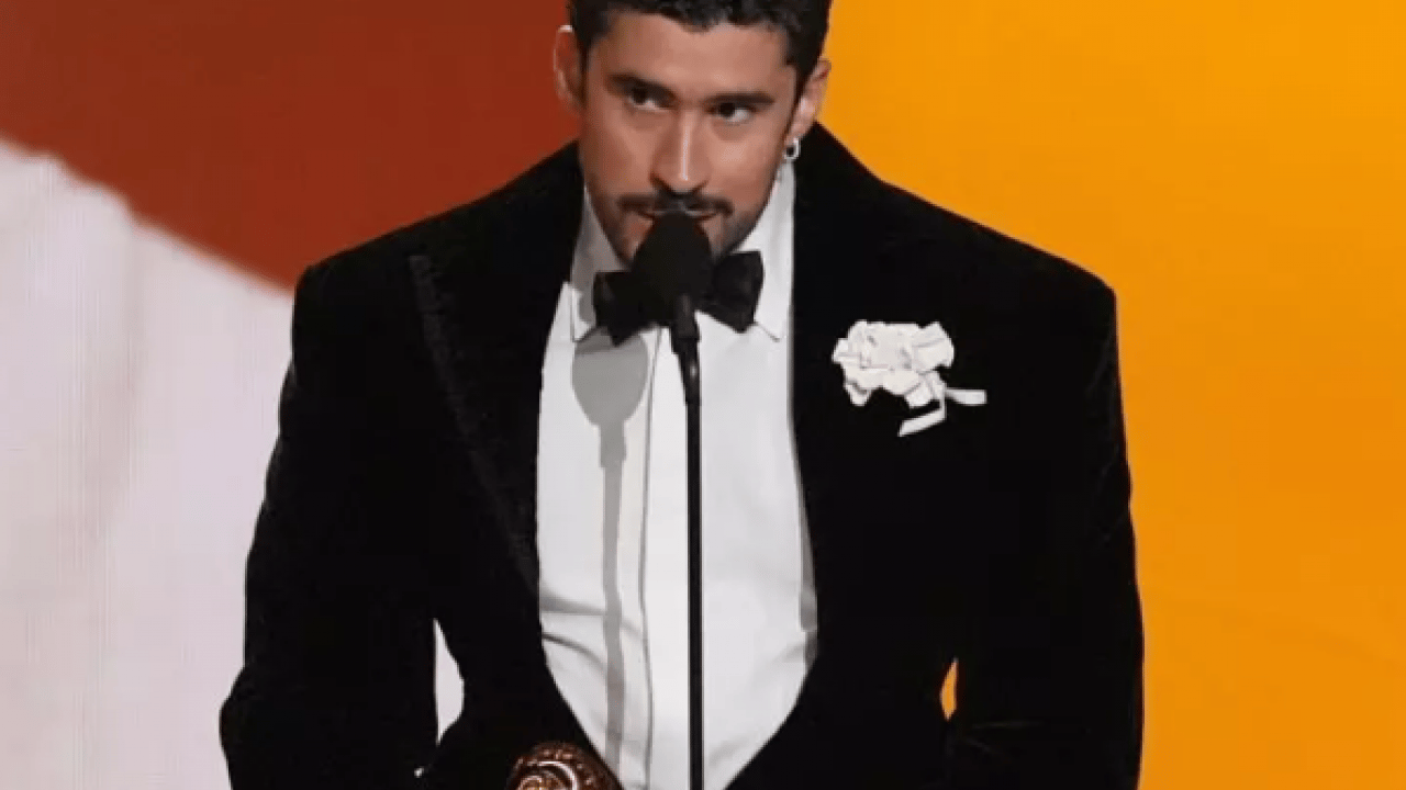 Foto - Ünlü şarkıcı Amerika'ya rest çekti: Sahneye kurşun geçirmez yelekle çıktı!