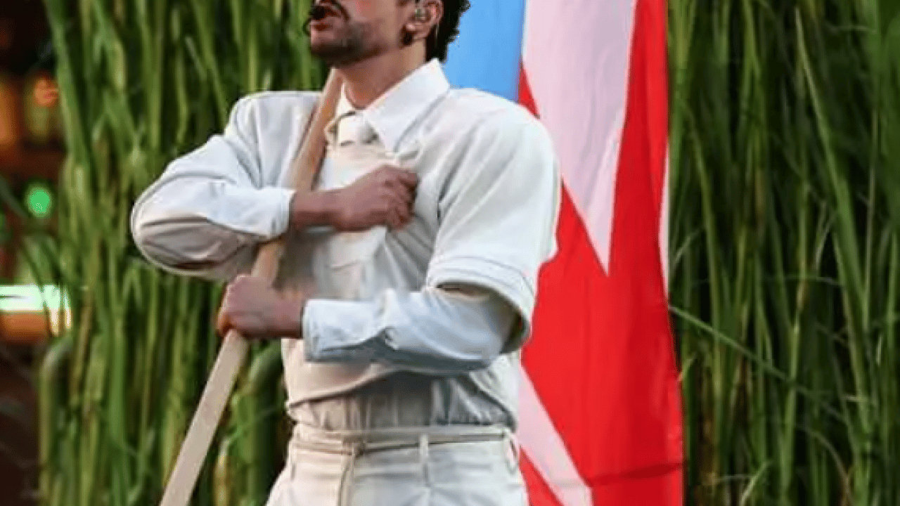 Foto - Ünlü şarkıcı Amerika'ya rest çekti: Sahneye kurşun geçirmez yelekle çıktı!