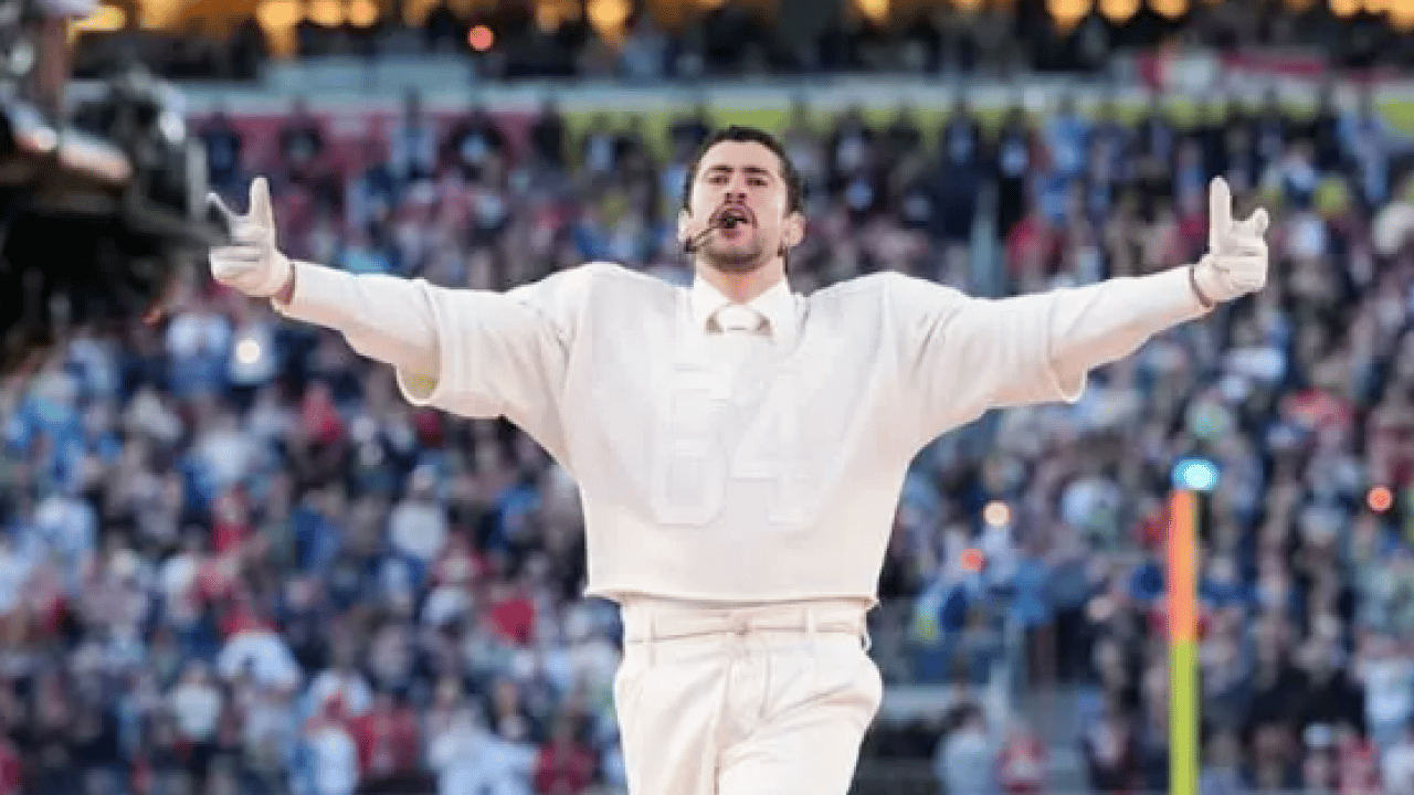 Foto - Ünlü şarkıcı Amerika'ya rest çekti: Sahneye kurşun geçirmez yelekle çıktı!