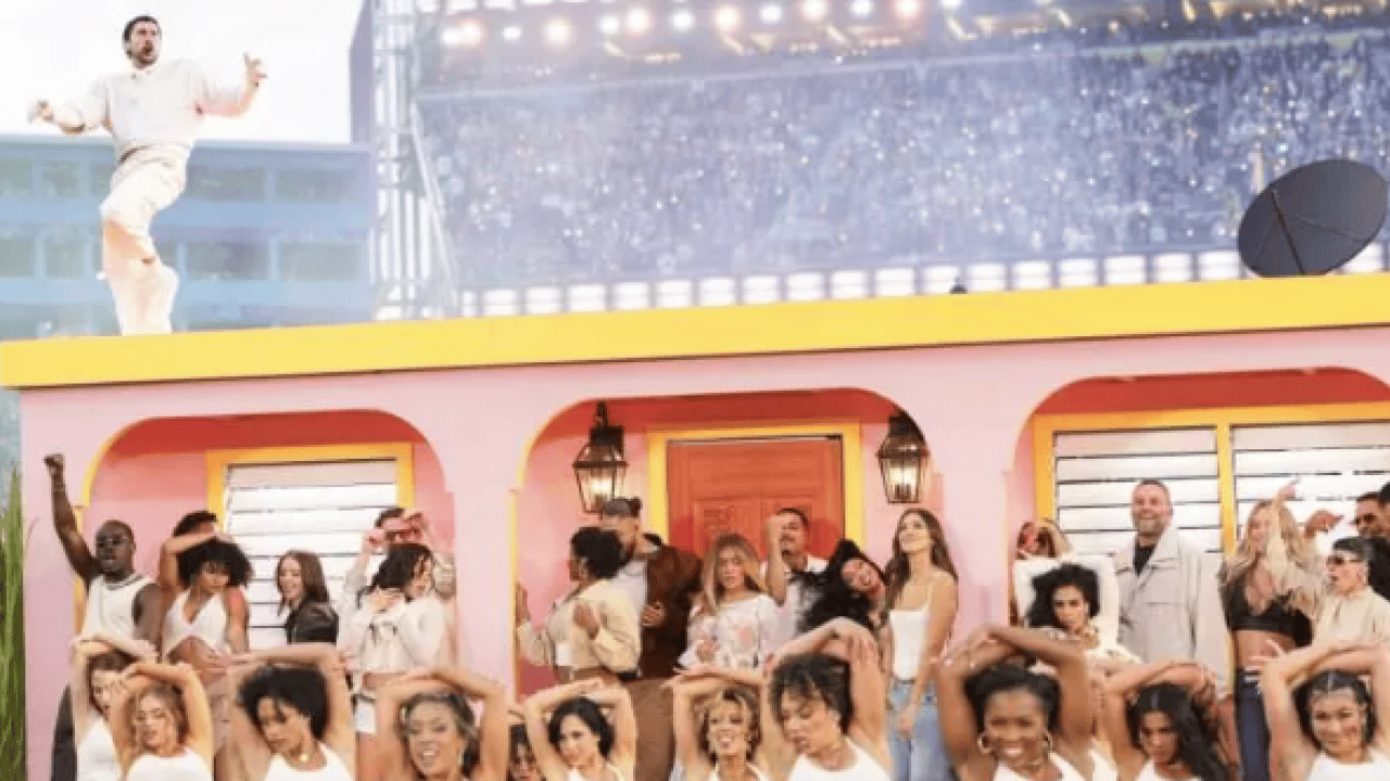 Foto - Ünlü şarkıcı Amerika'ya rest çekti: Sahneye kurşun geçirmez yelekle çıktı!