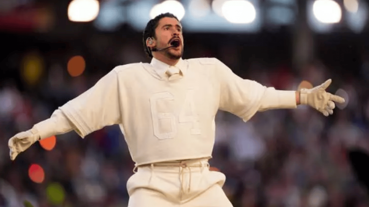 Foto - Ünlü şarkıcı Amerika'ya rest çekti: Sahneye kurşun geçirmez yelekle çıktı!