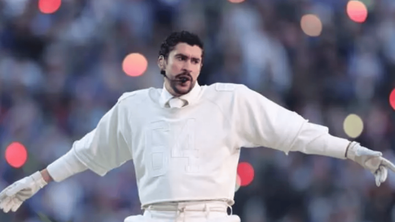 Foto - Ünlü şarkıcı Amerika'ya rest çekti: Sahneye kurşun geçirmez yelekle çıktı!