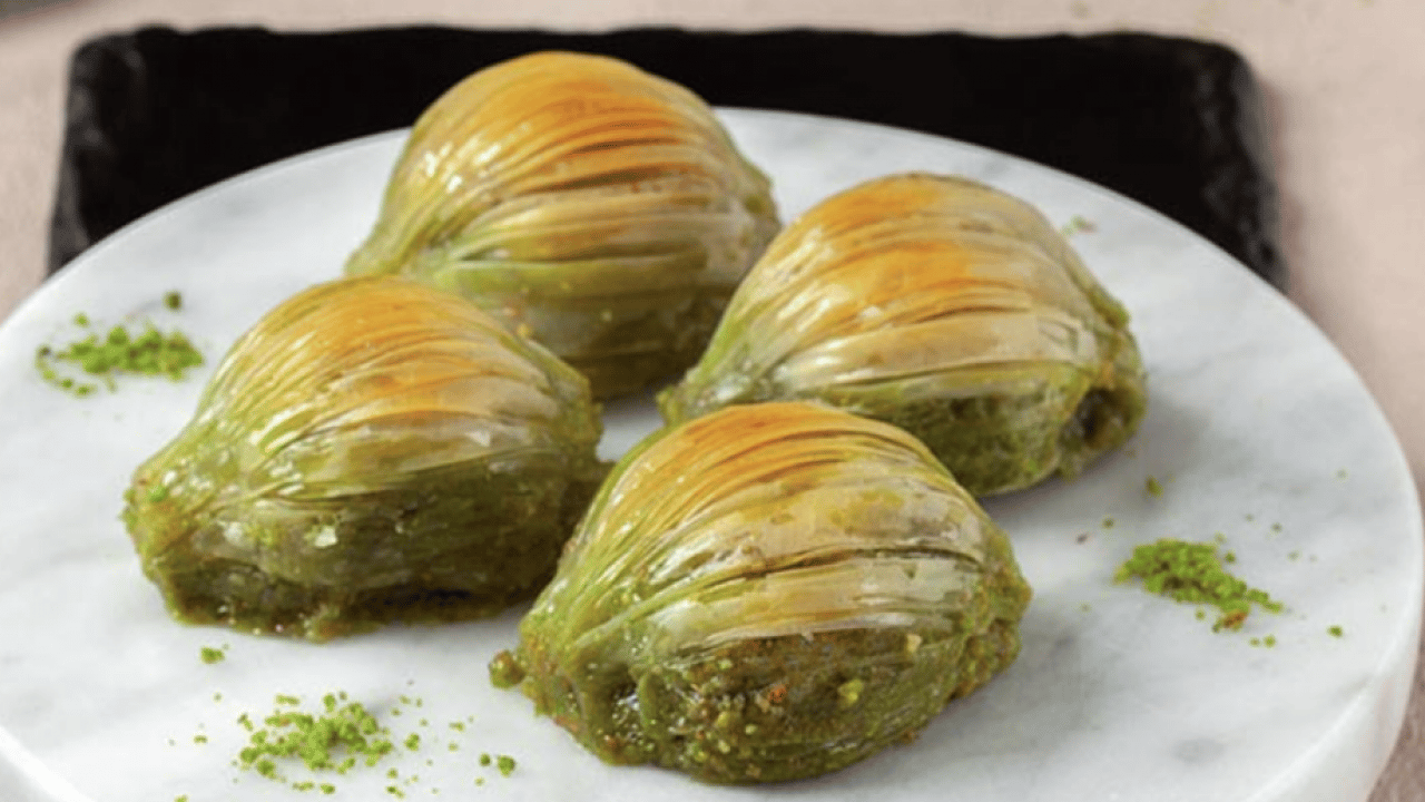 Foto - Ünlü şeften midye baklava tarifi: Dışı çıtır içi irmik! İftara nefis şerbetli tatlı