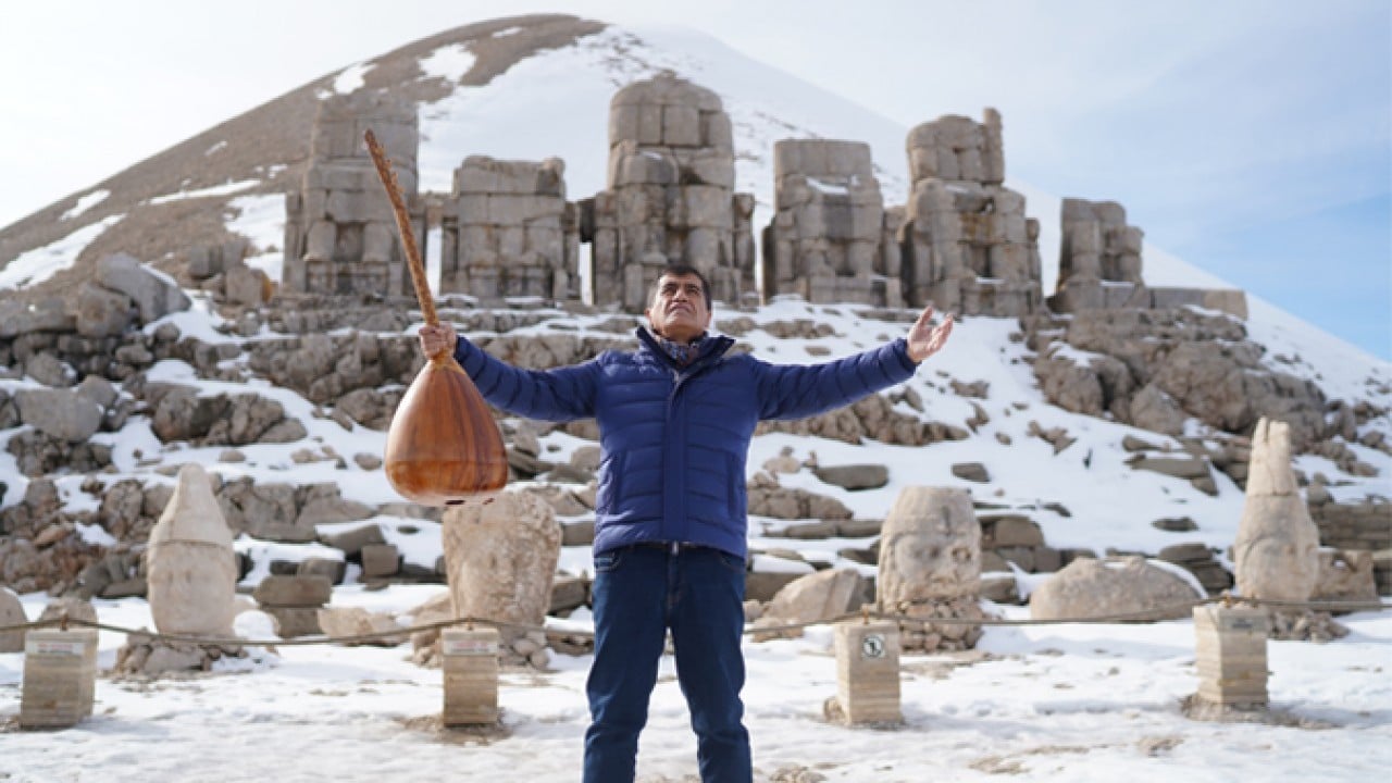 Foto - Ünlü türkücünün yapay zekâ isyanı! Nemrut Dağı’nda sazını parçaladı