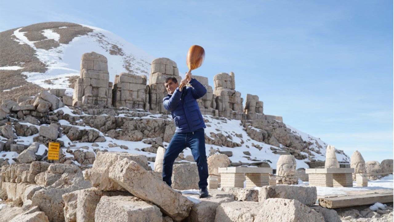 Foto - Ünlü türkücünün yapay zekâ isyanı! Nemrut Dağı’nda sazını parçaladı