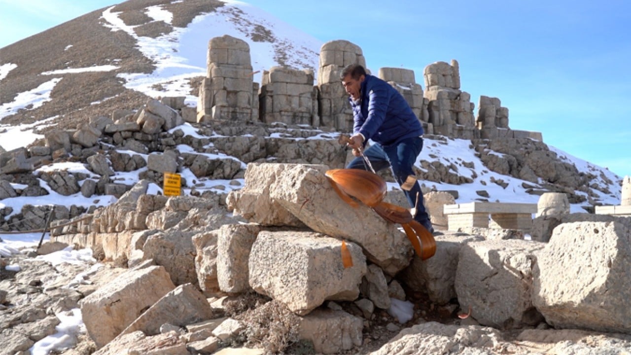 Foto - Ünlü türkücünün yapay zekâ isyanı! Nemrut Dağı’nda sazını parçaladı