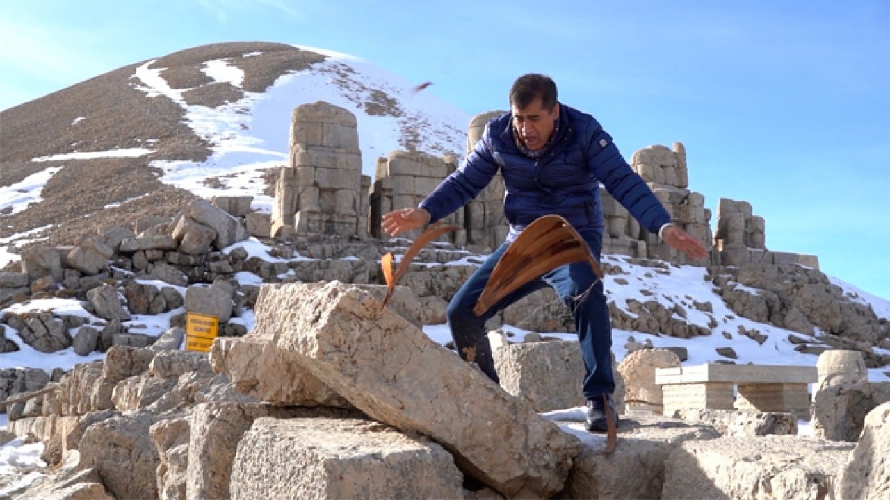 Foto - Ünlü türkücünün yapay zekâ isyanı! Nemrut Dağı’nda sazını parçaladı
