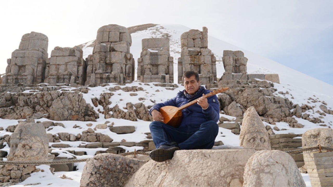 Foto - Ünlü türkücünün yapay zekâ isyanı! Nemrut Dağı’nda sazını parçaladı