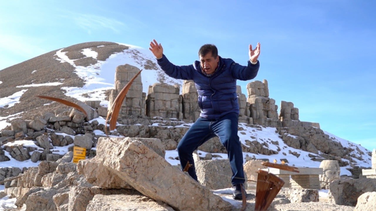 Ünlü türkücünün yapay zekâ isyanı! Nemrut Dağı’nda sazını parçaladı