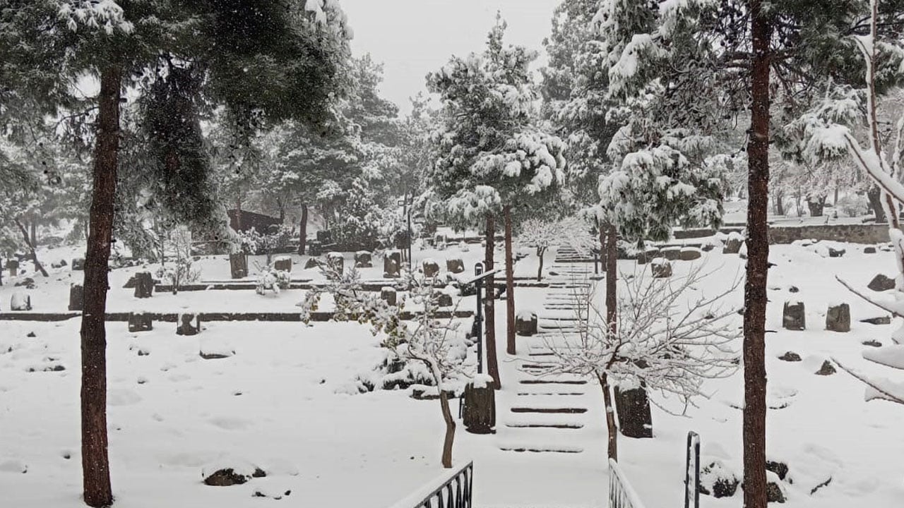 Unutulmaz bir manzara! 3 bin yıllık heykeller kar altında