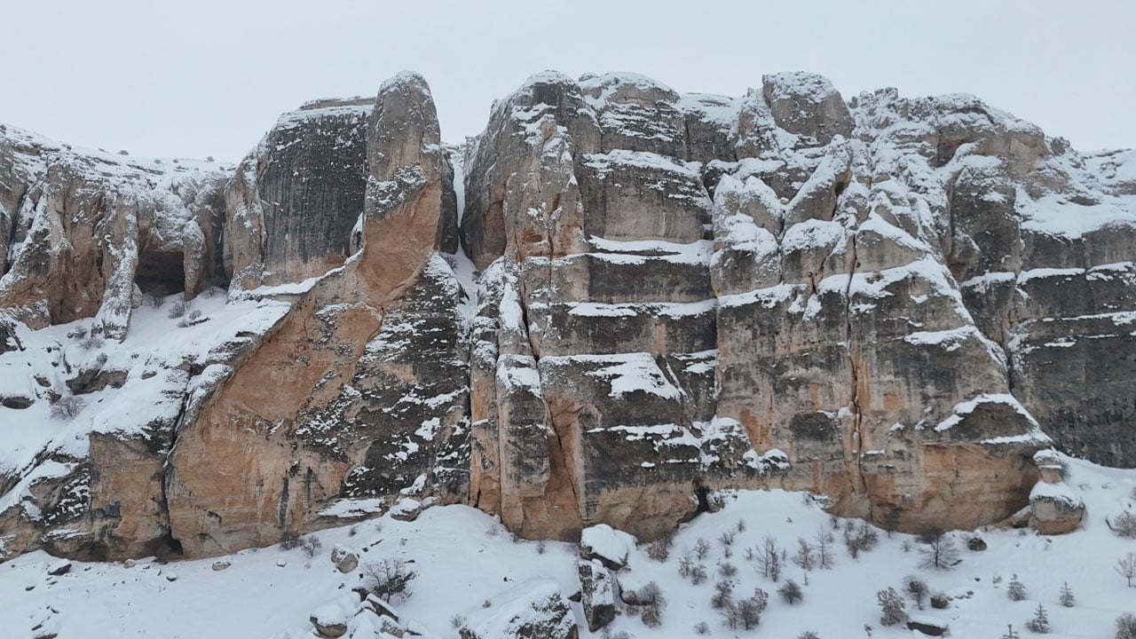 Foto - Unutulmaz manzara! 65 milyon yıllık vadide kar büyüsü