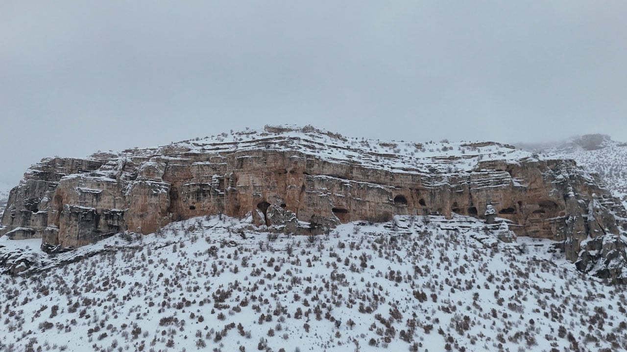 Unutulmaz manzara! 65 milyon yıllık vadide kar büyüsü