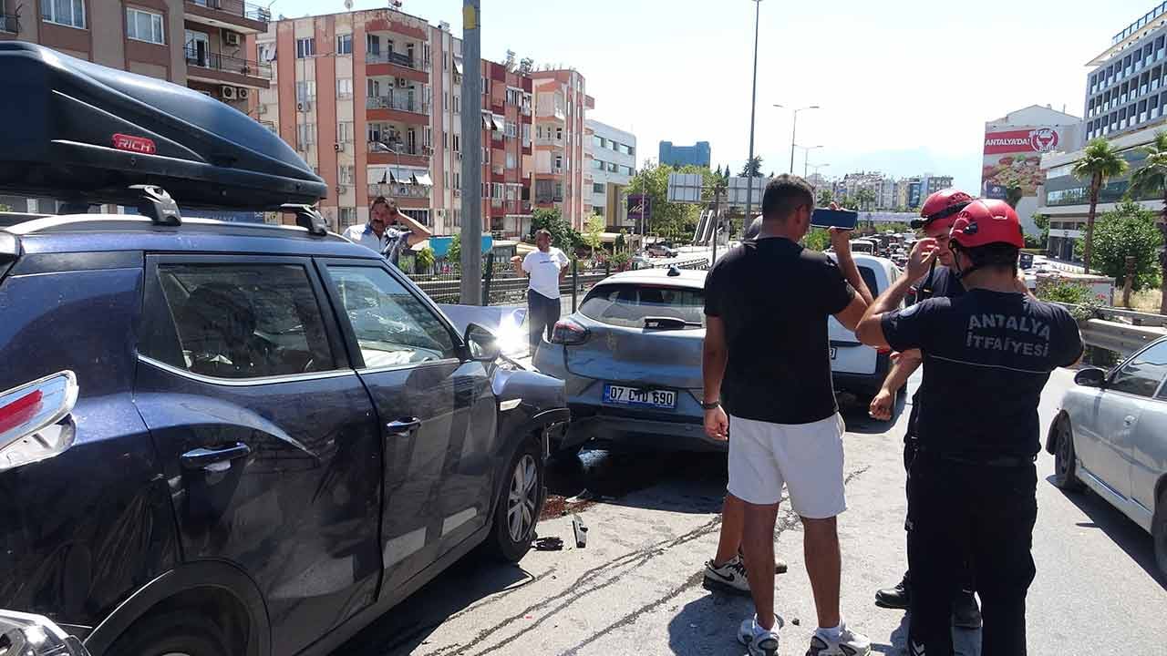 Foto - Üst geçitte zincirleme kaza! 'Kaçla geliyordu bilmiyorum'